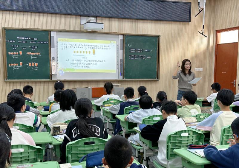 沈瑞琪上课.jpg