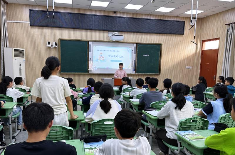费婷上课.jpg