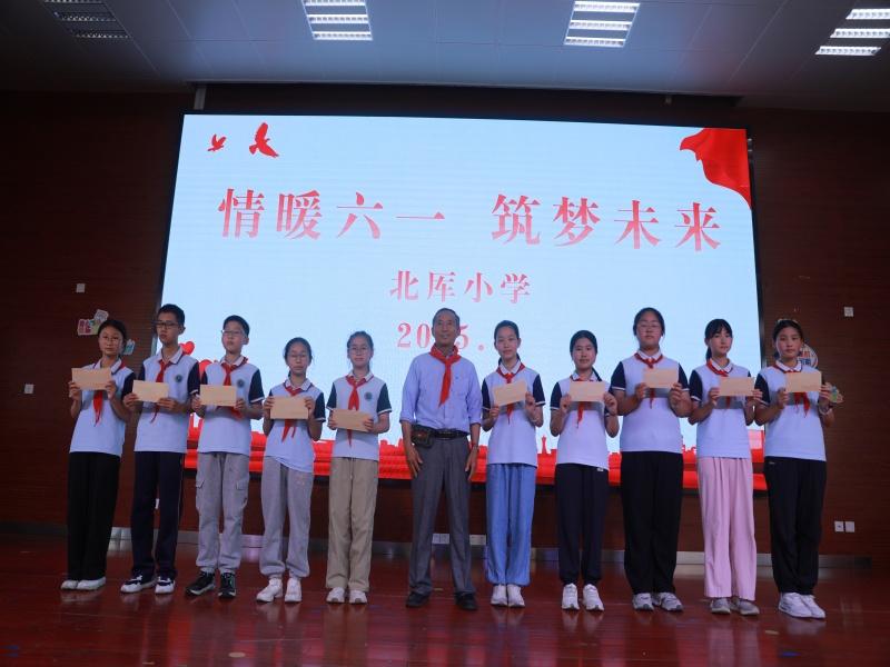 和学生合影1_副本.jpg